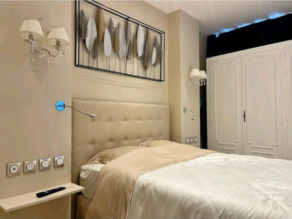 Chambre avec coin bureau
